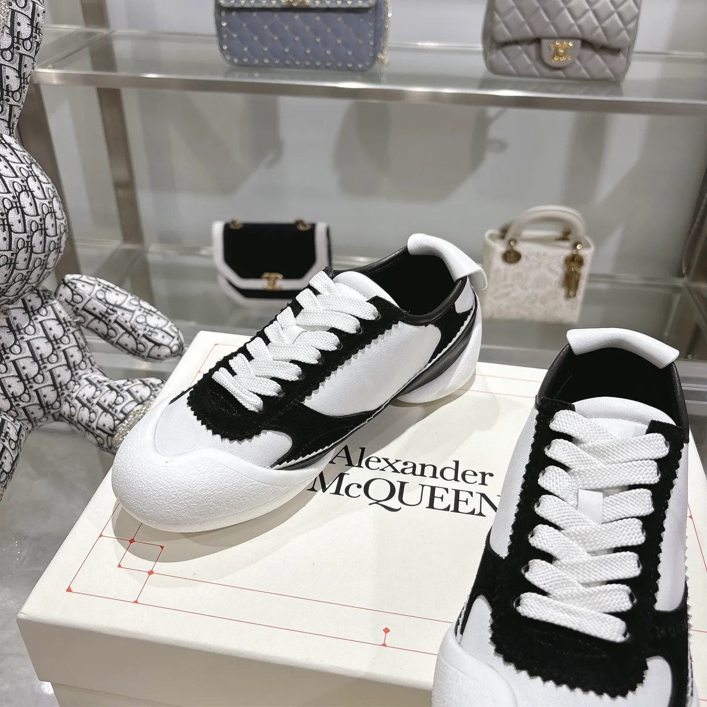 👟👟Ex-factory price 580👟👟 Men's size +10 2025 McQueen's new AIexanderMcQUEEN✅ The original quality has been certified! The original version is reproduced 1:1, and the latest products are available at the latest counters simultaneously. • McQueen logo • Round toe box • Lightweight segmented sole design, made of imported stretch breathable fabric + grained cowhide, soft inner lining and insole, comfortable for walking and not stuffy on the feet. Five colors: black and white • white • apricot • black brown • yellow Fabric: grained cowhide + stretch fabric + cow suede Insole: imported sheepskin Women’s model: 35–40 (40 for women is non-refundable) Men’s model: 40-45 (45 for men is non-refundable) Women’s model: (men’s model +10)